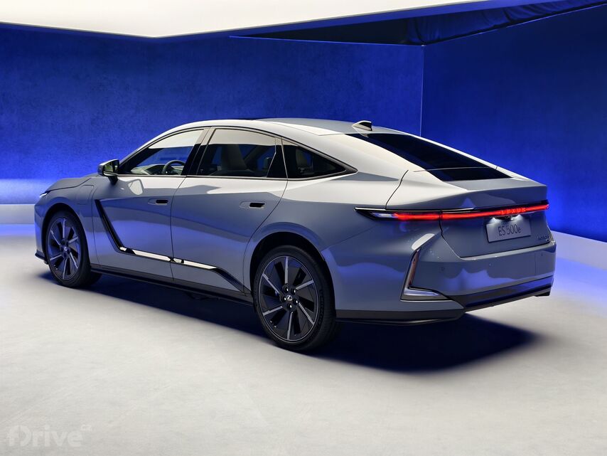 Lexus ES (2025)
