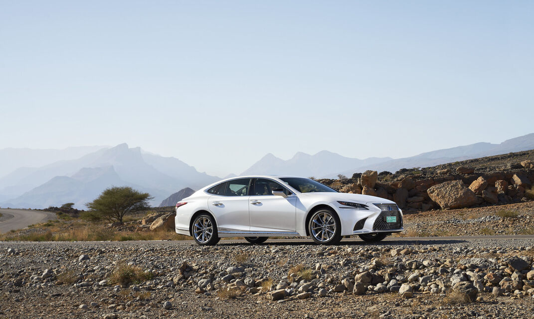 Lexus LS 500h (2017)