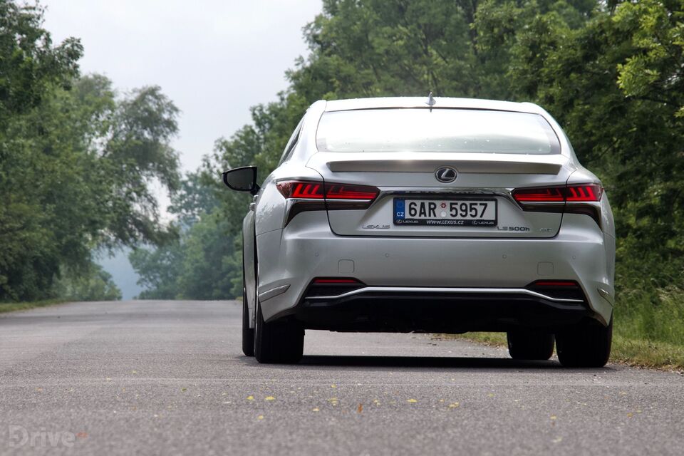 Lexus LS 500h (2017)