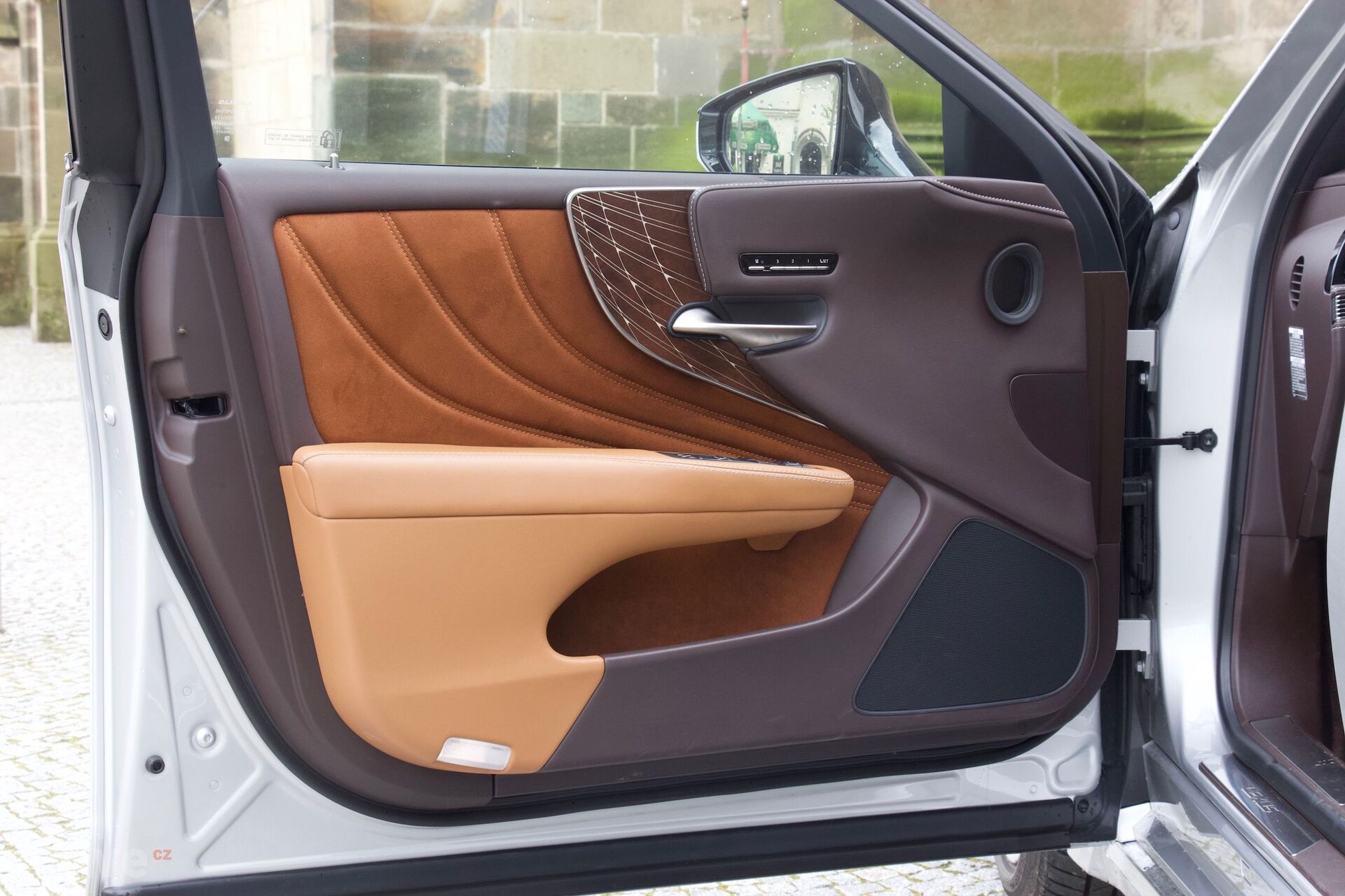 Lexus LS 500h (2017)