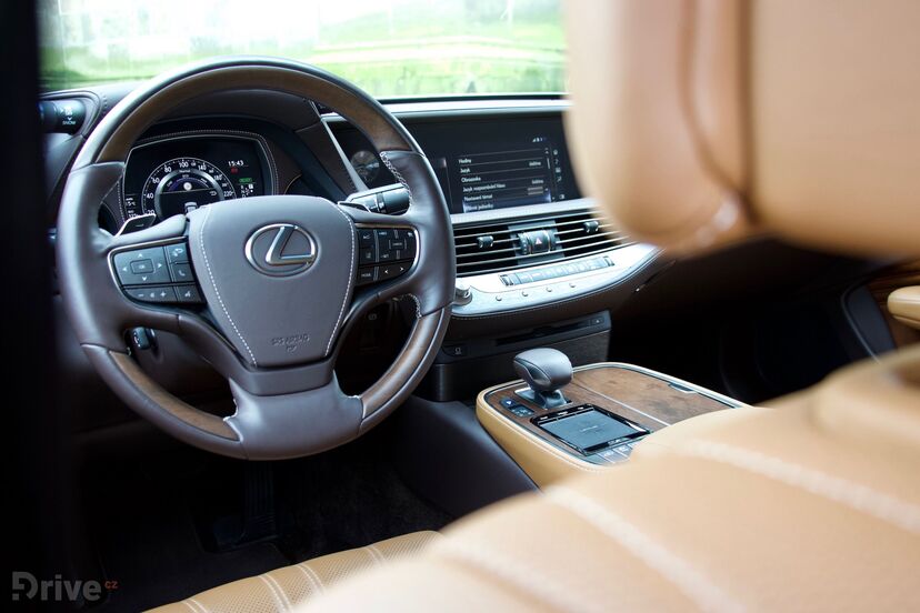 Lexus LS 500h (2017)