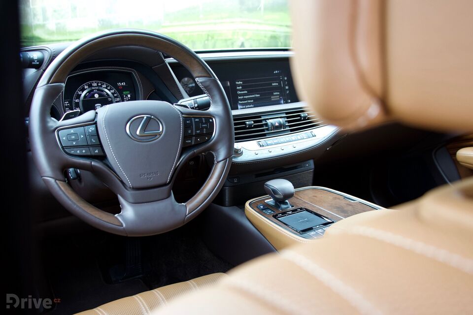 Lexus LS 500h (2017)