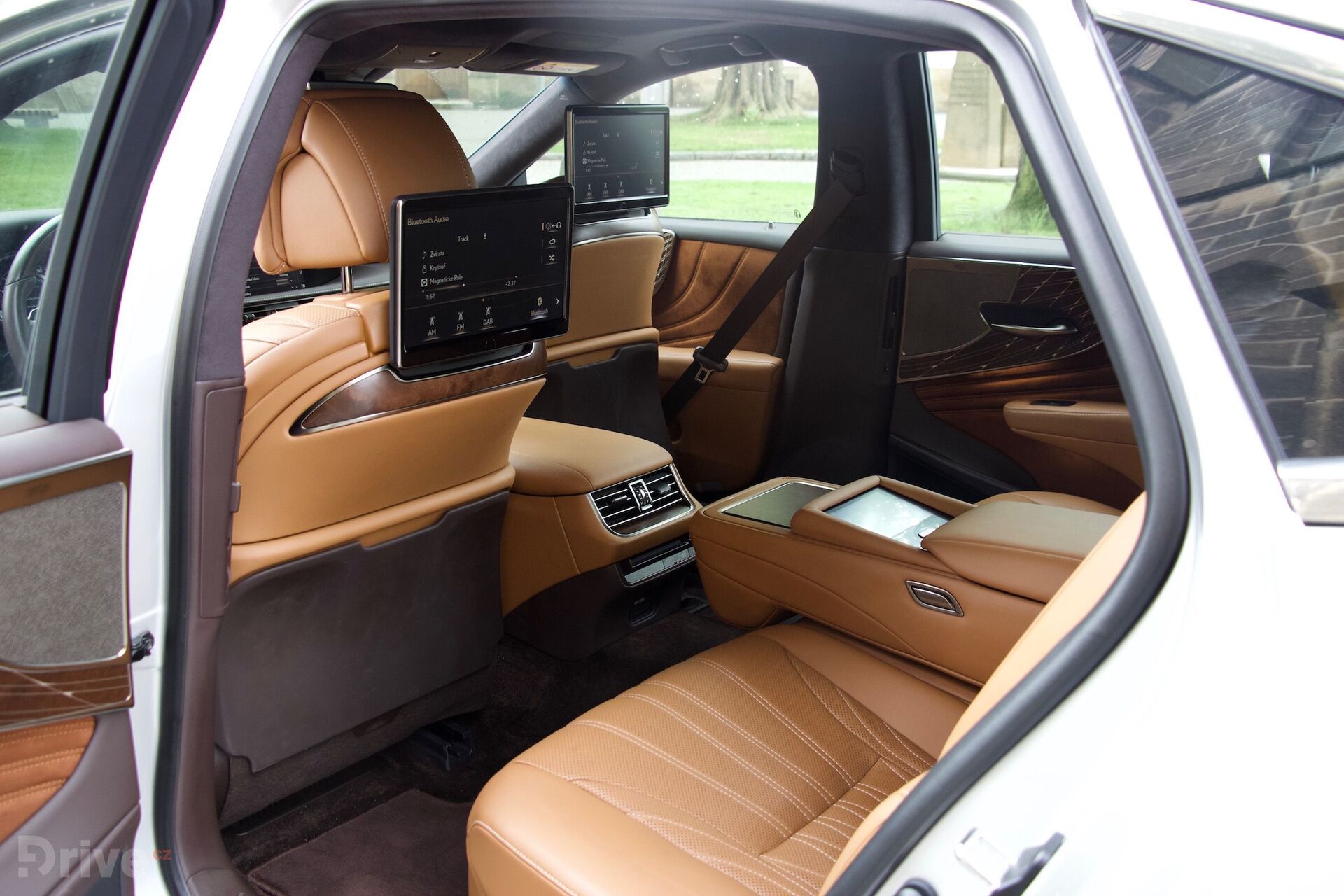 Lexus LS 500h (2017)