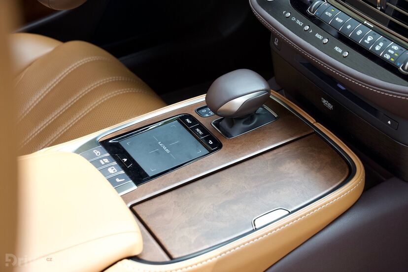 Lexus LS 500h (2017)