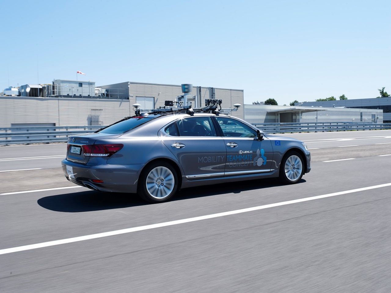 Lexus LS 500h (2017)