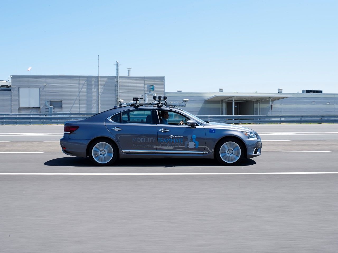 Lexus LS 500h (2017)