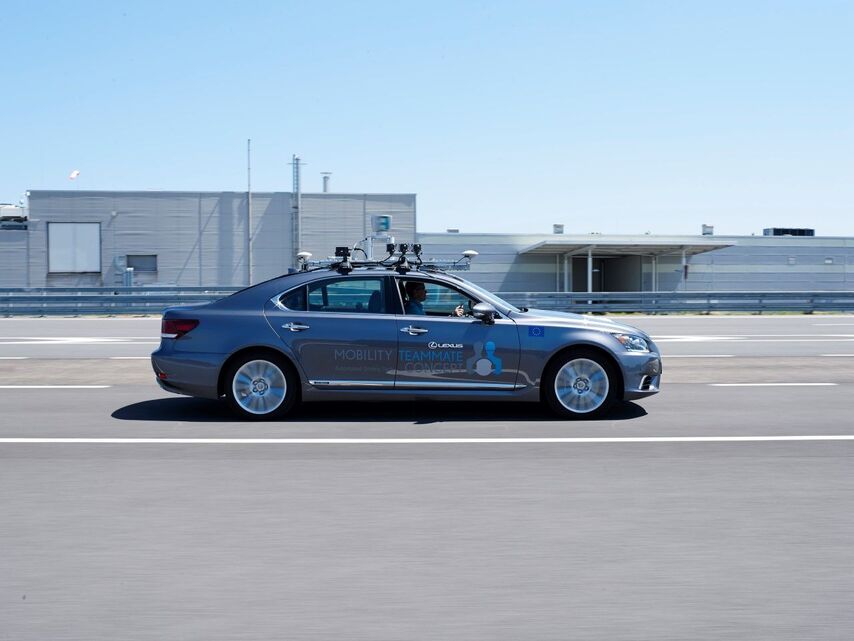 Lexus LS 500h (2017)