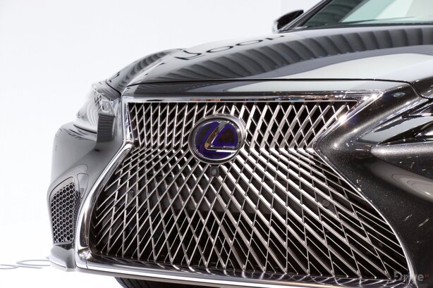 Lexus LS 500h (2017)