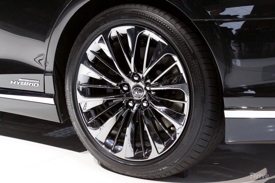 Lexus LS 500h (2017)