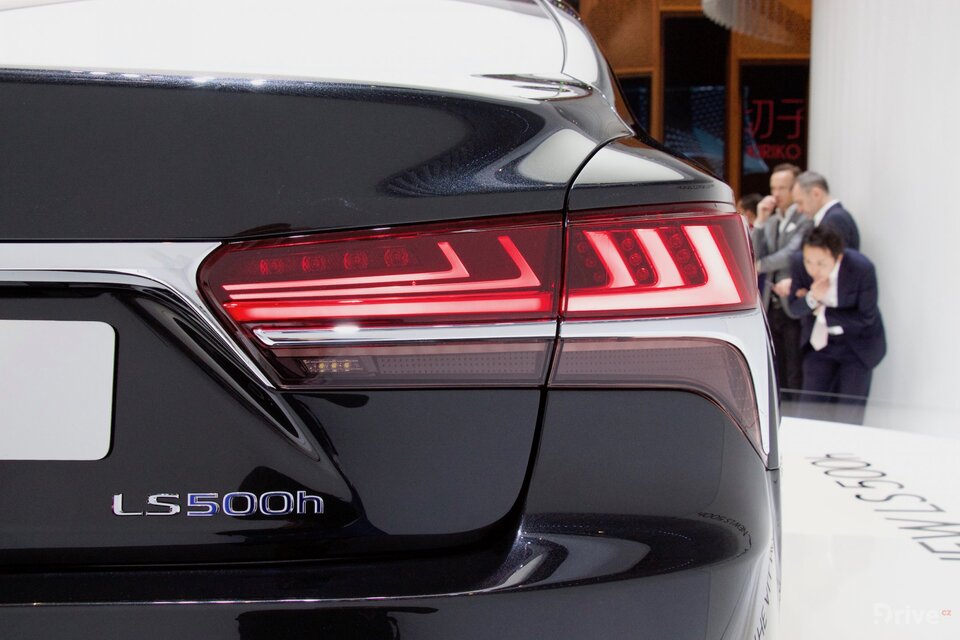 Lexus LS 500h (2017)