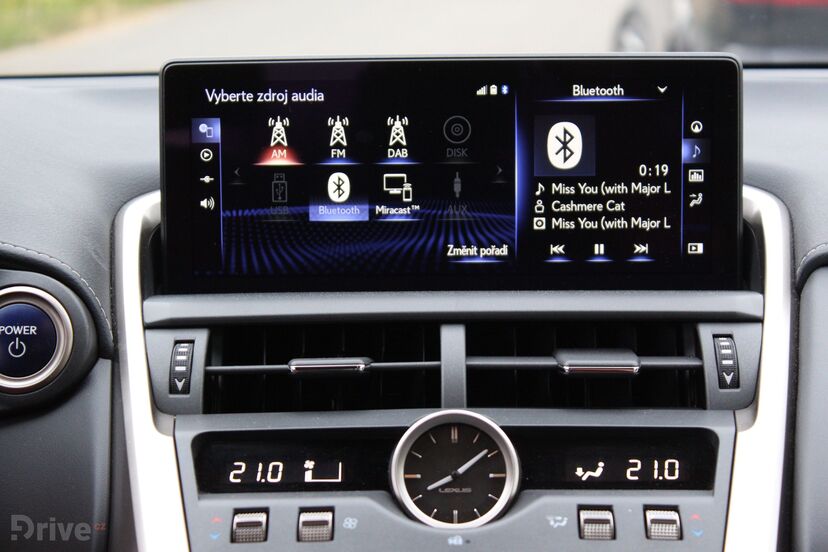 Lexus NX 300h (2015)