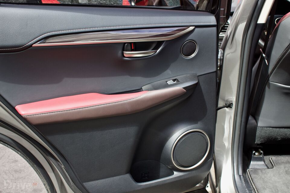 Lexus NX 300h (2015)