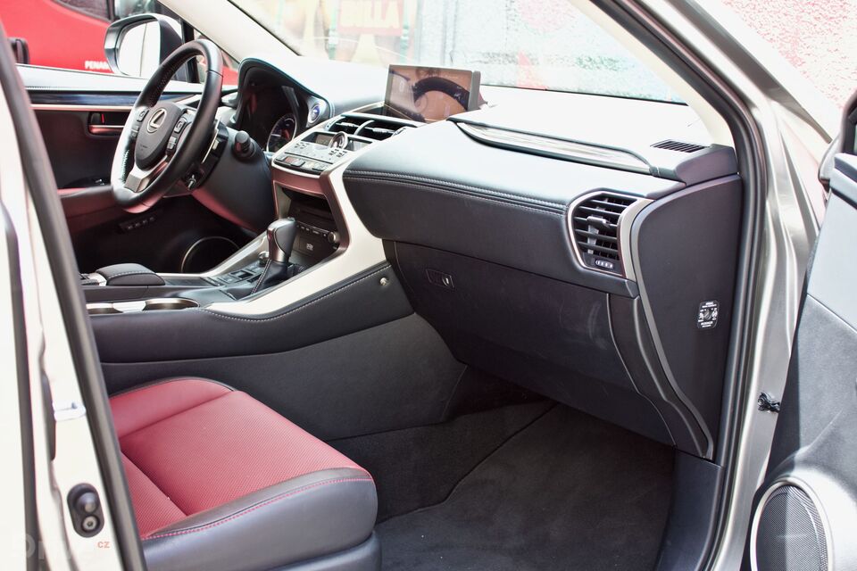 Lexus NX 300h (2015)