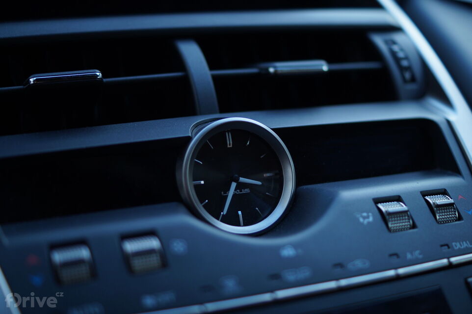 Lexus NX 300h (2015)