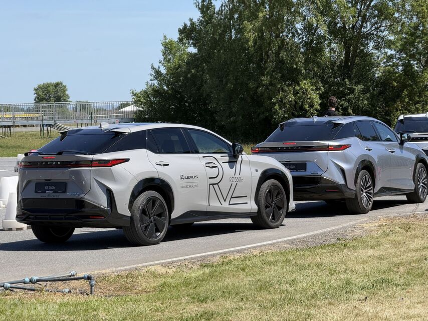 Lexus RZ 550e