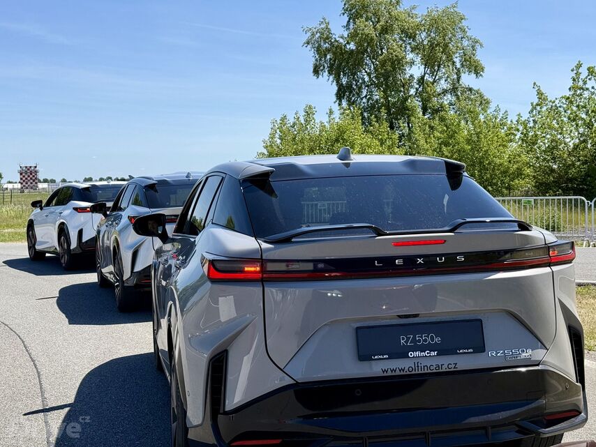 Lexus RZ 550e