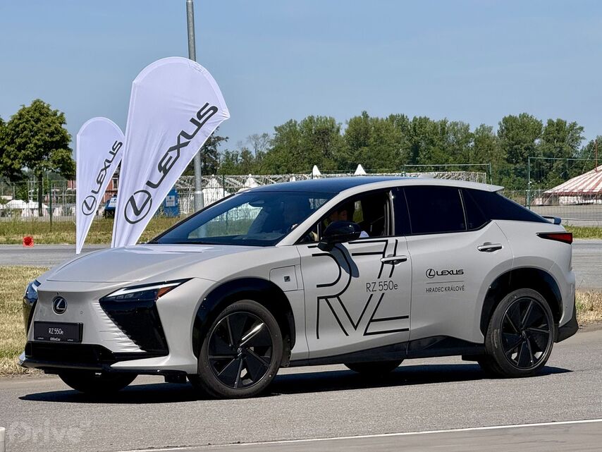 Lexus RZ 550e