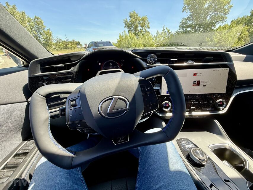 Lexus RZ 550e