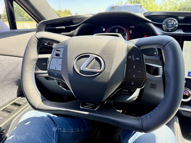 Lexus RZ 550e