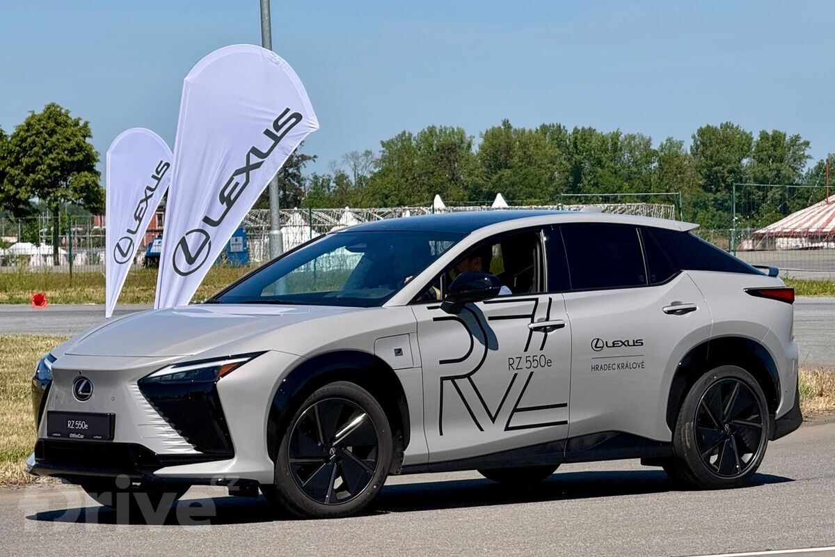 Lexus RZ 550e
