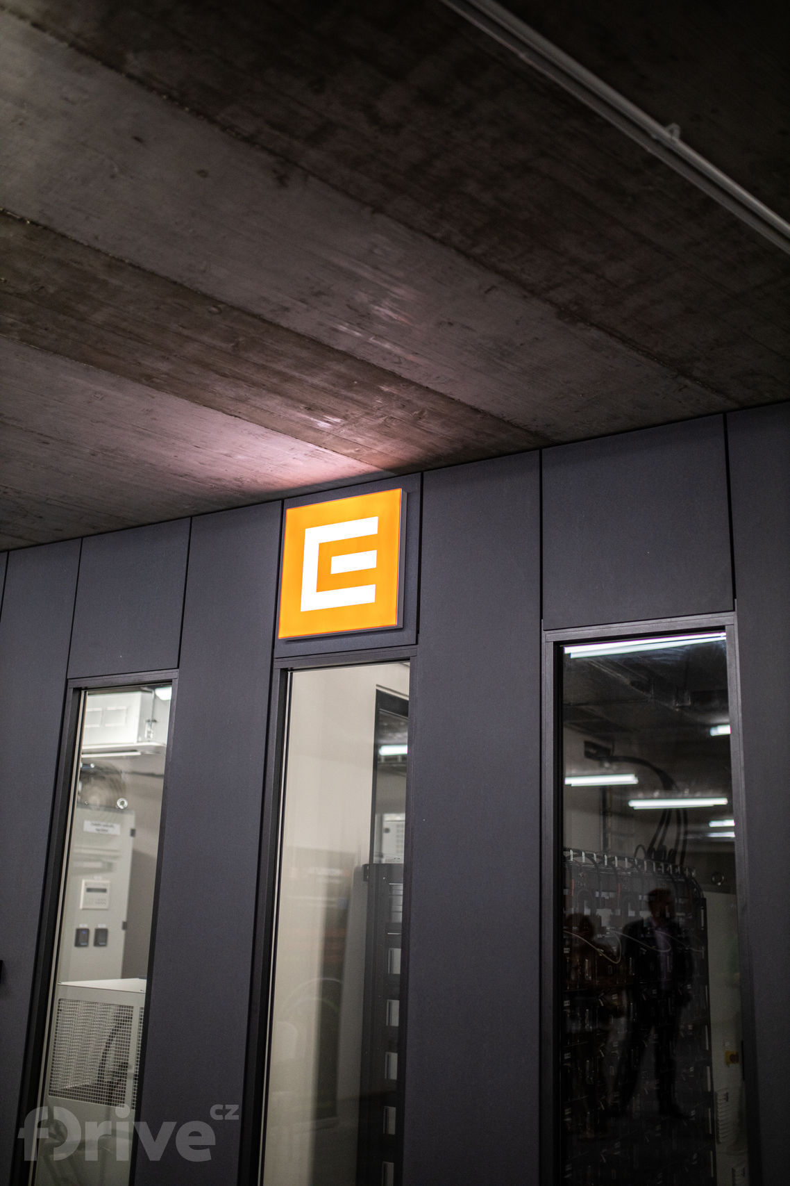 Logo ČEZ na strojovně