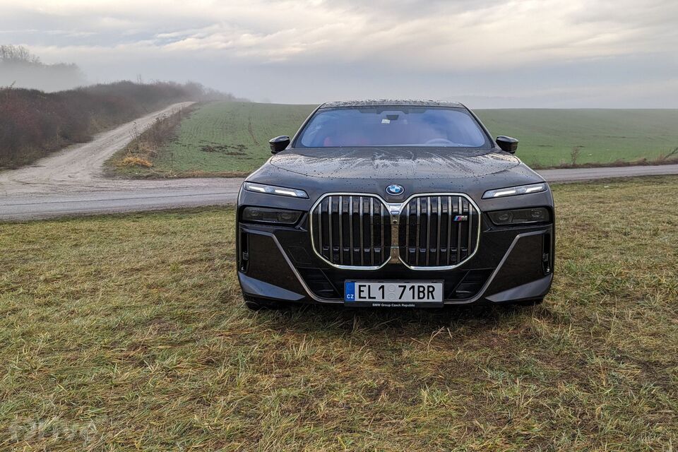 Luxusní plug-in hybrid BMW M760e xDrive