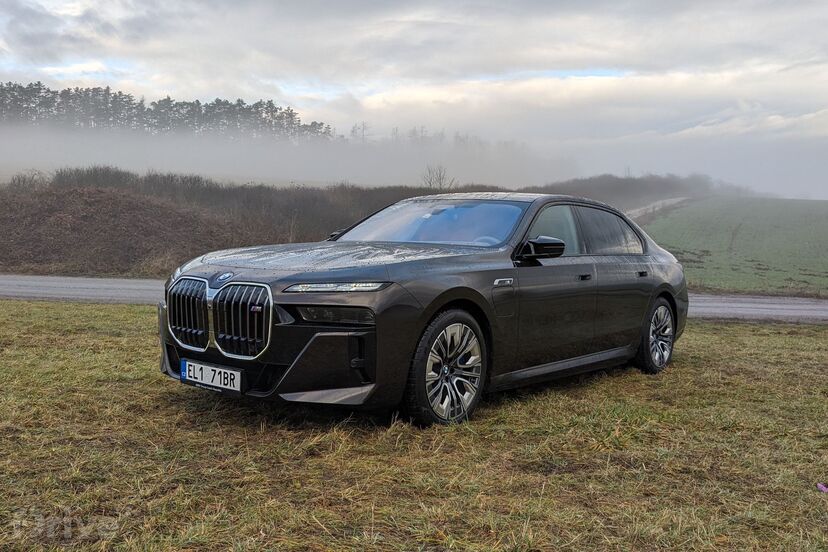 Luxusní plug-in hybrid BMW M760e xDrive