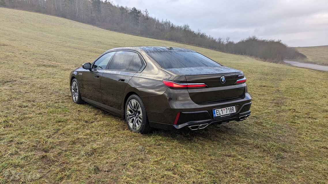 Luxusní plug-in hybrid BMW M760e xDrive