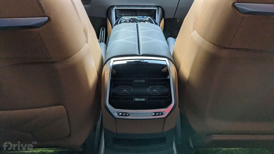 Luxusní plug-in hybrid BMW M760e xDrive