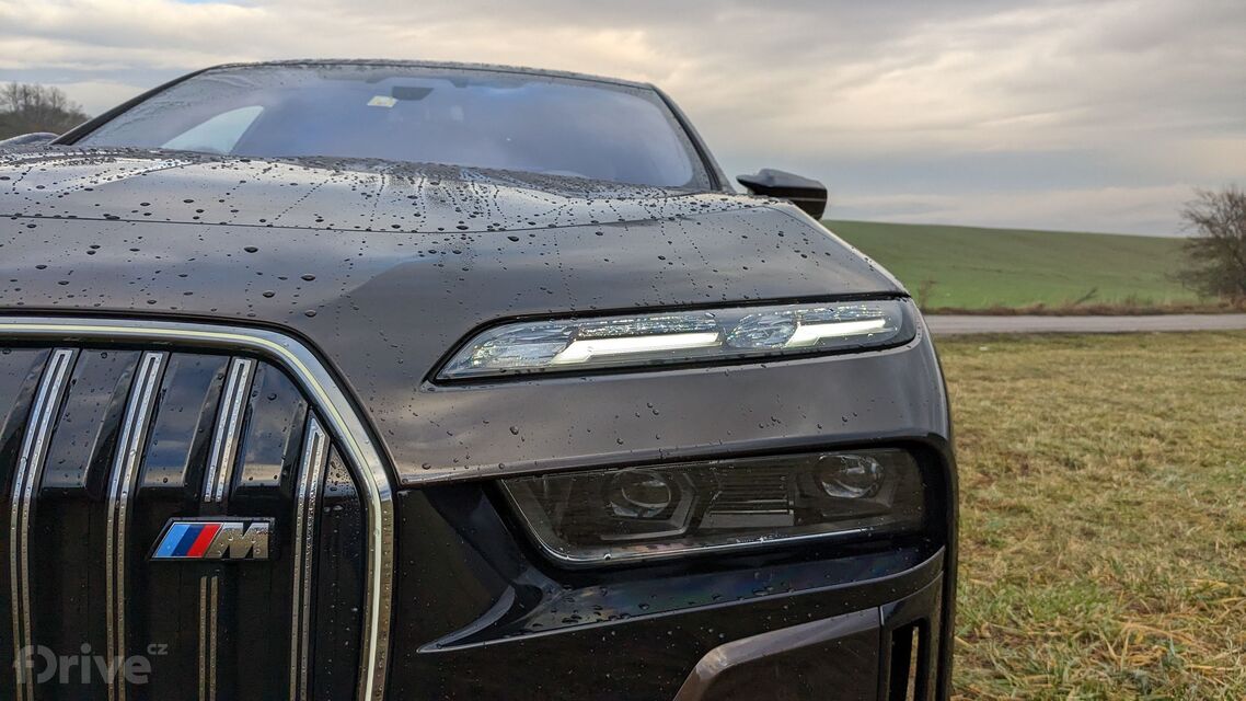 Luxusní plug-in hybrid BMW M760e xDrive