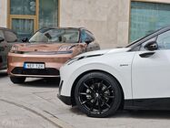 Lynk & Co 08 a Lynk & Co 02