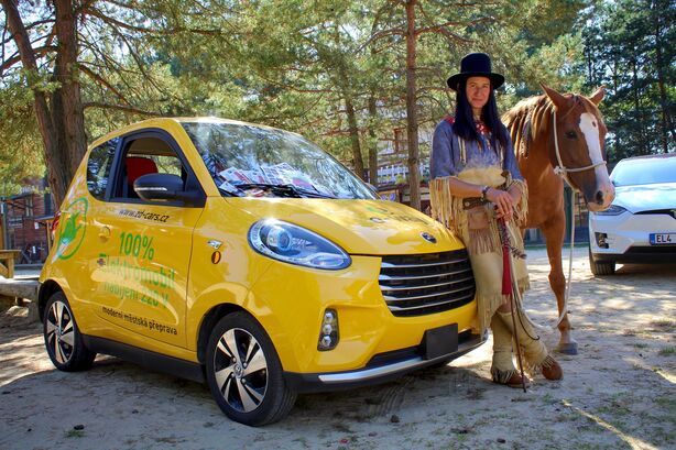 Malý elektromobil ve westernovém městečku