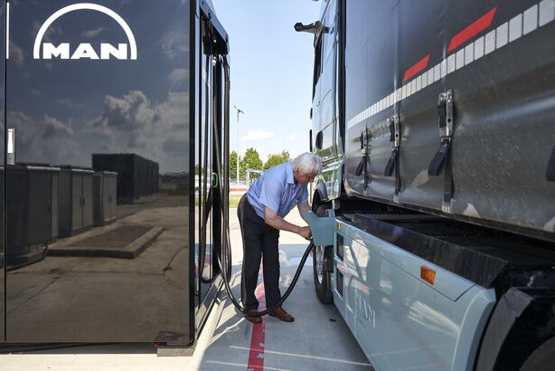 MAN a jeho nabíjecí kostka