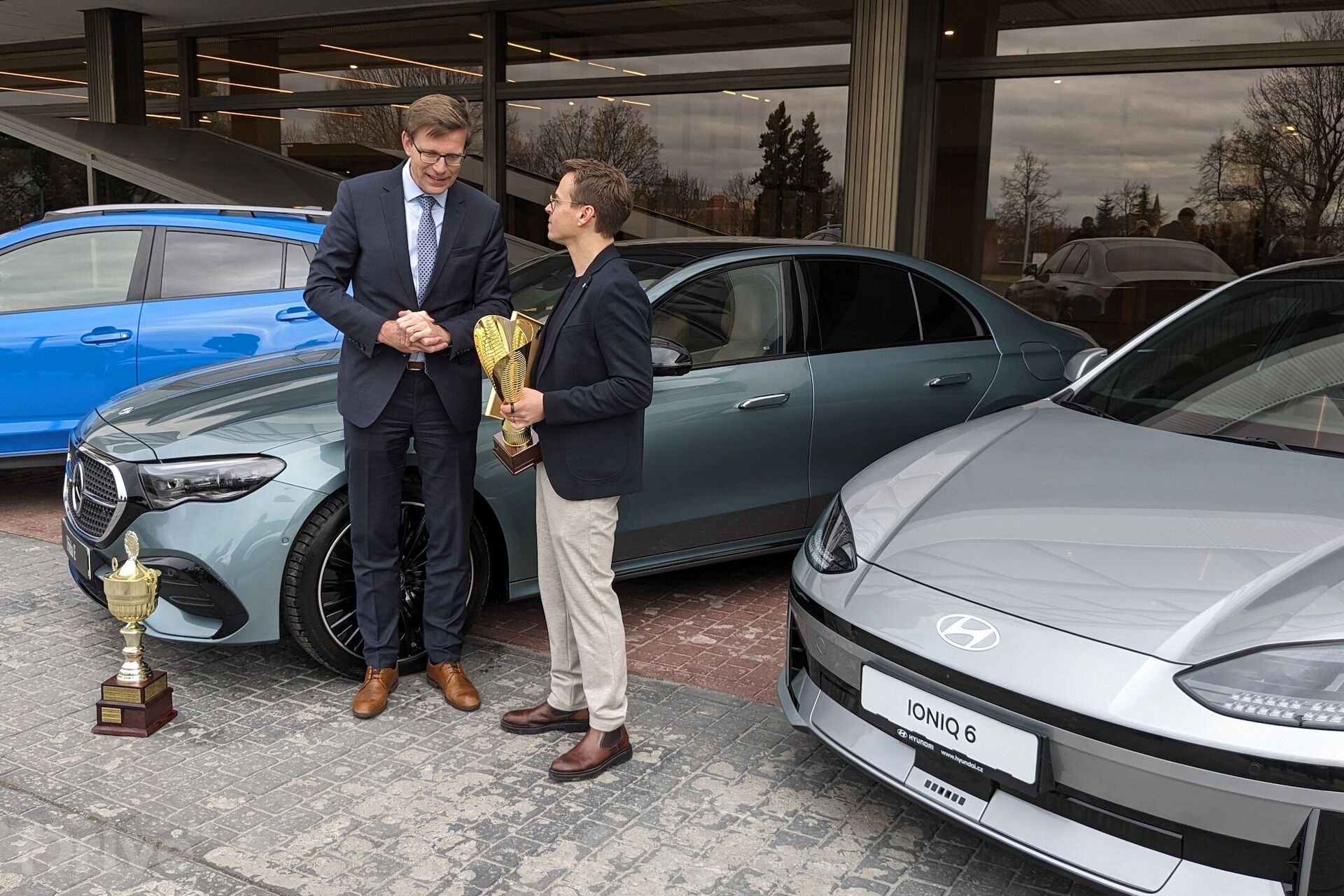 Martin Kupka a Alexander Henzler u vítězného Mercedesu třídy E