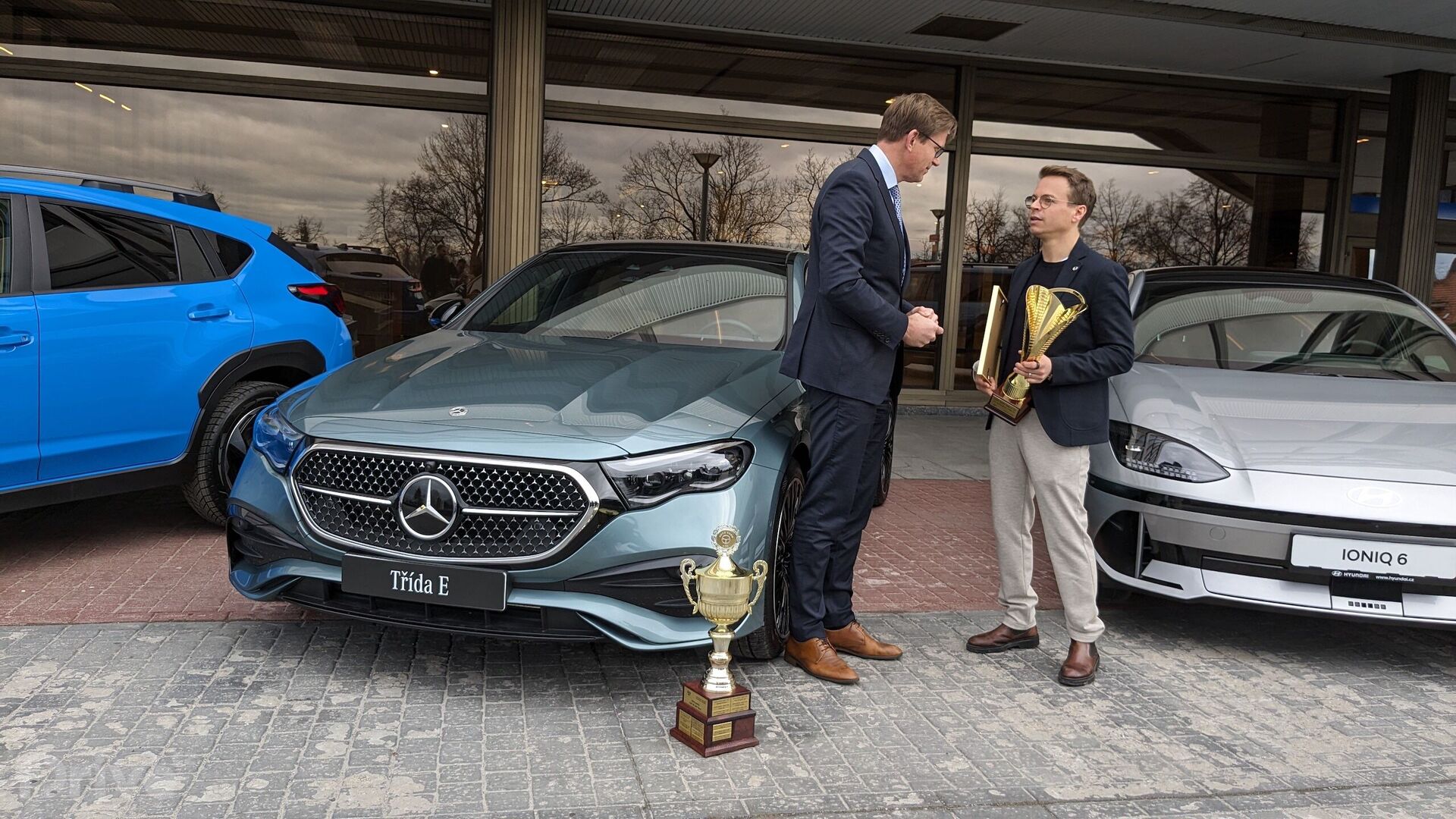 Martin Kupka a Alexander Henzler u vítězného Mercedesu třídy E