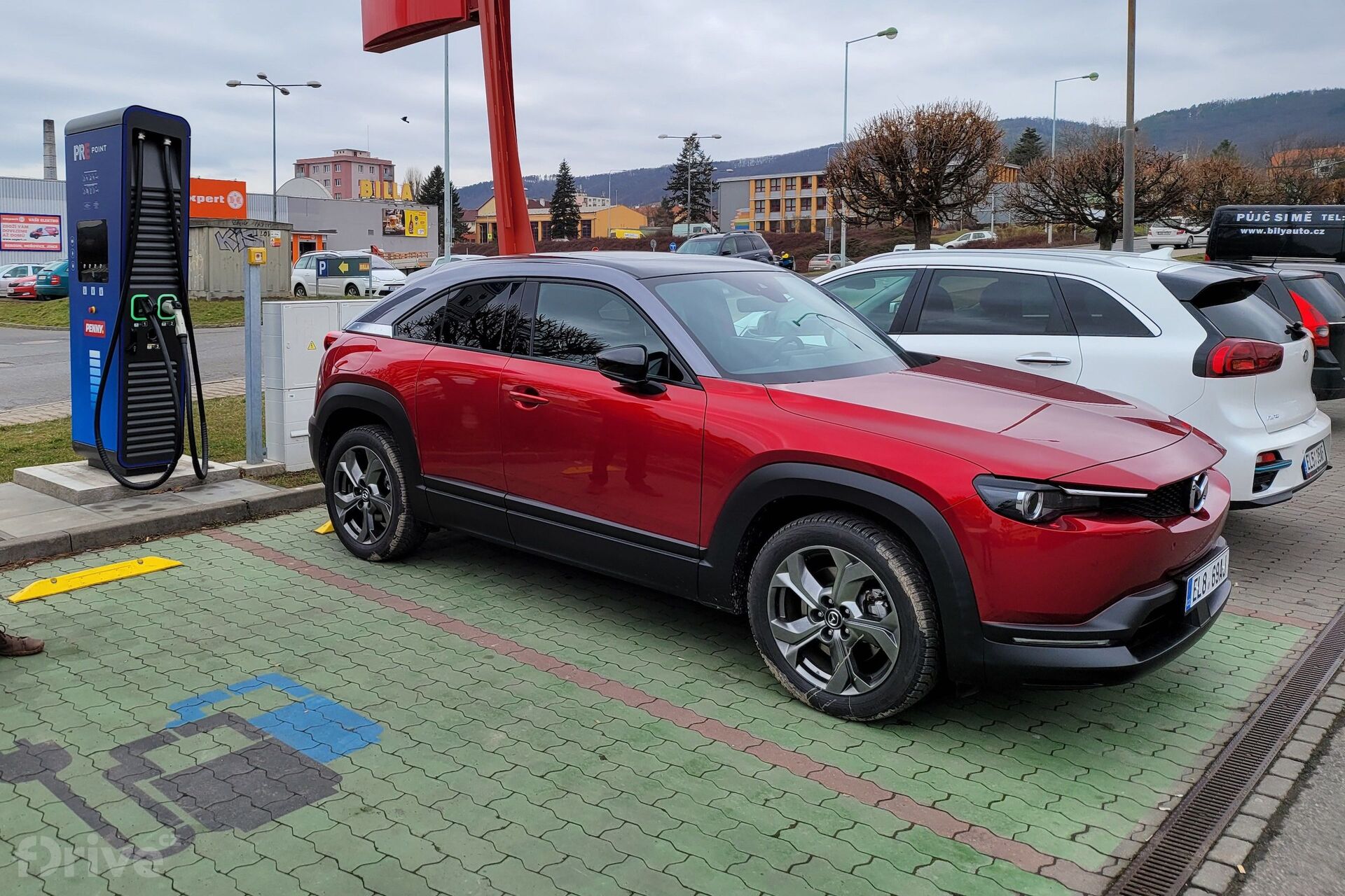 Mazda MX-30 a Kia e-Niro