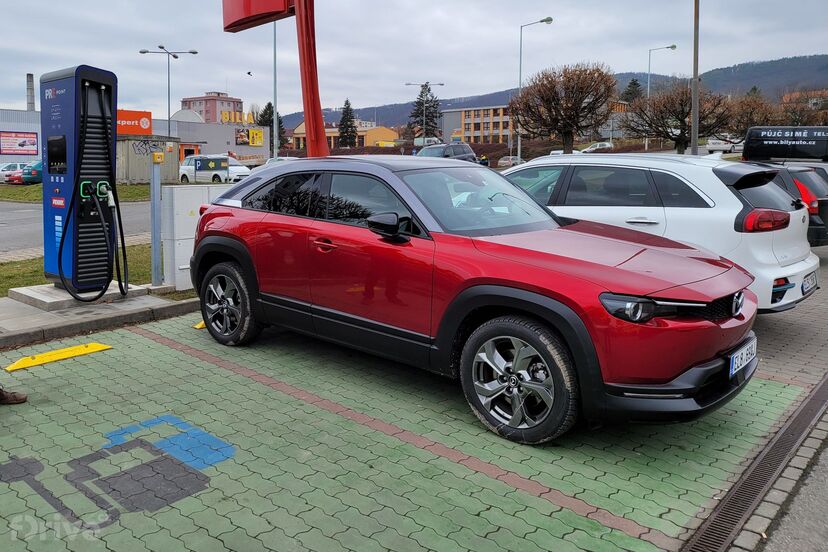 Mazda MX-30 a Kia e-Niro