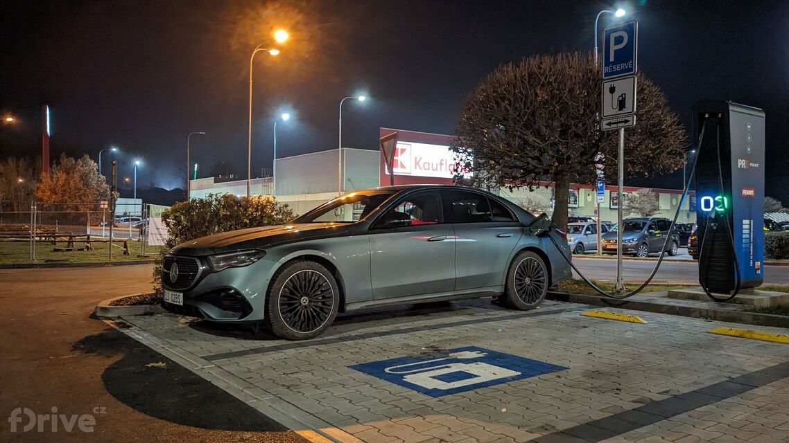 Mercedes-Benz E (2023)