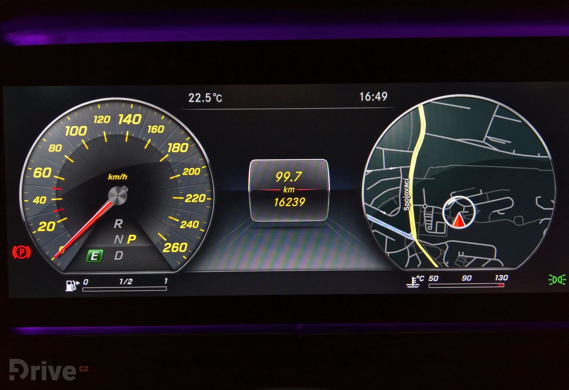 Mercedes-Benz E displej před řidičem