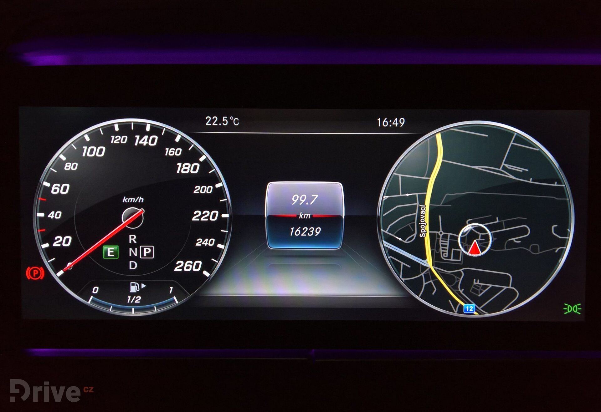 Mercedes-Benz E displej před řidičem