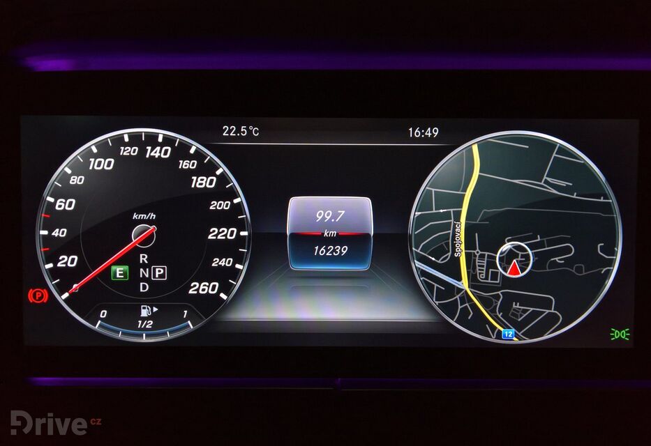 Mercedes-Benz E displej před řidičem