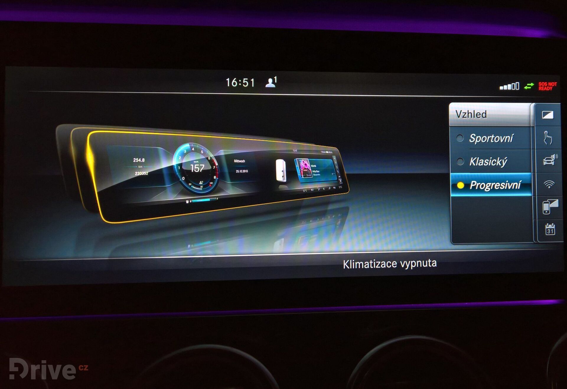 Mercedes-Benz E displej před řidičem