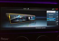 Mercedes-Benz E displej před řidičem