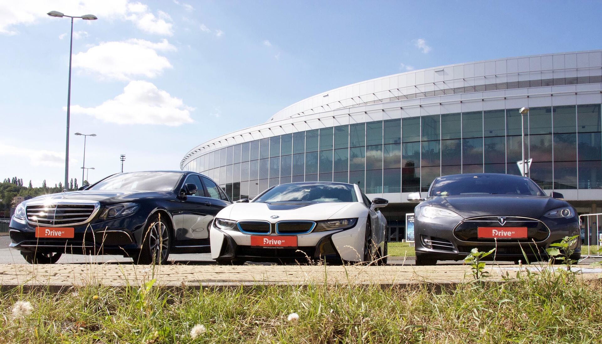 Mercedes E, BMW i8 a Tesla Model S