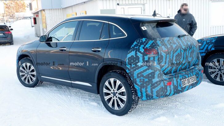 Mercedes EQA a EQB nafocen při testování