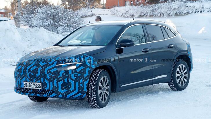 Mercedes EQA a EQB nafocen při testování