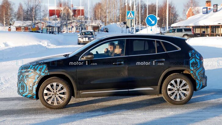 Mercedes EQA a EQB nafocen při testování