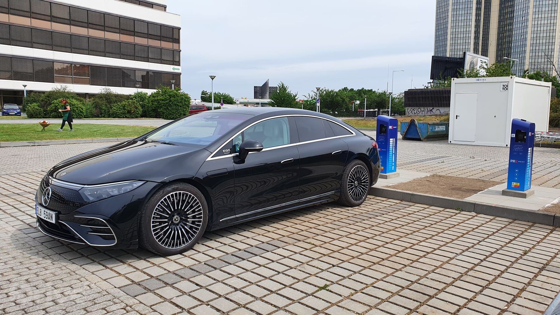 Mercedes EQS na nabíjecí stanici PRE