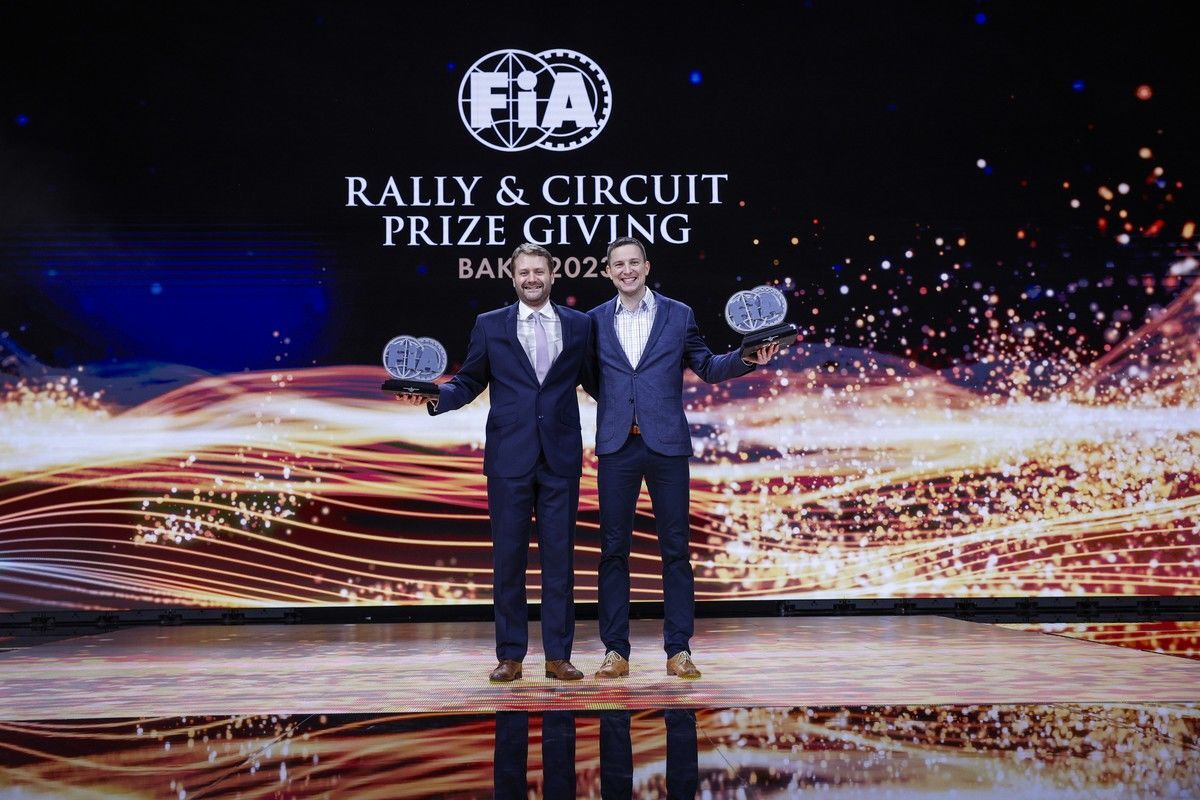 Michal Žďárský a Jakub Nábělek s trofejemi pro mistry světa