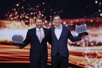 Michal Žďárský a Jakub Nábělek s trofejemi pro mistry světa